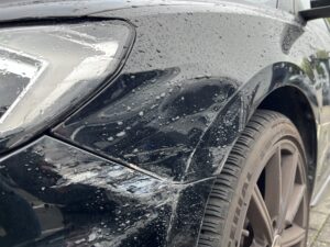 Kotflügel beschädigt.